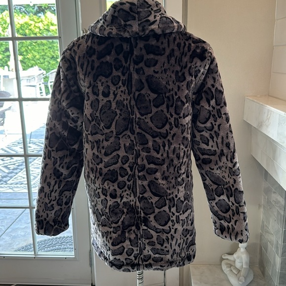 Tudor Court Gray and Black Leopard Faux Fur Shawl Collar Jacket - Picture 4 of 11